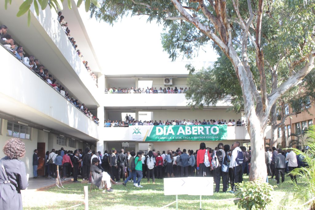 DOAÇÕES DE SANGUE, ORIENTAÇÕES VOCACIONAIS E FEIRAS ALIMENTARES MARCAM O DIA ABERTO DA UEM
